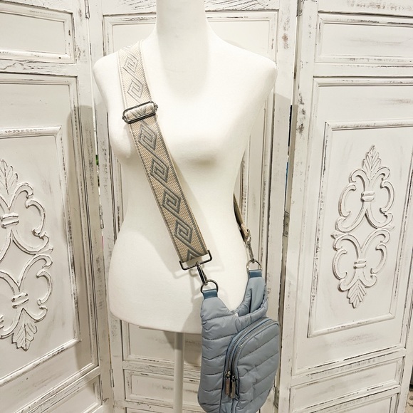 Wander HydroBag in Light Gray - Picture 2 of 9